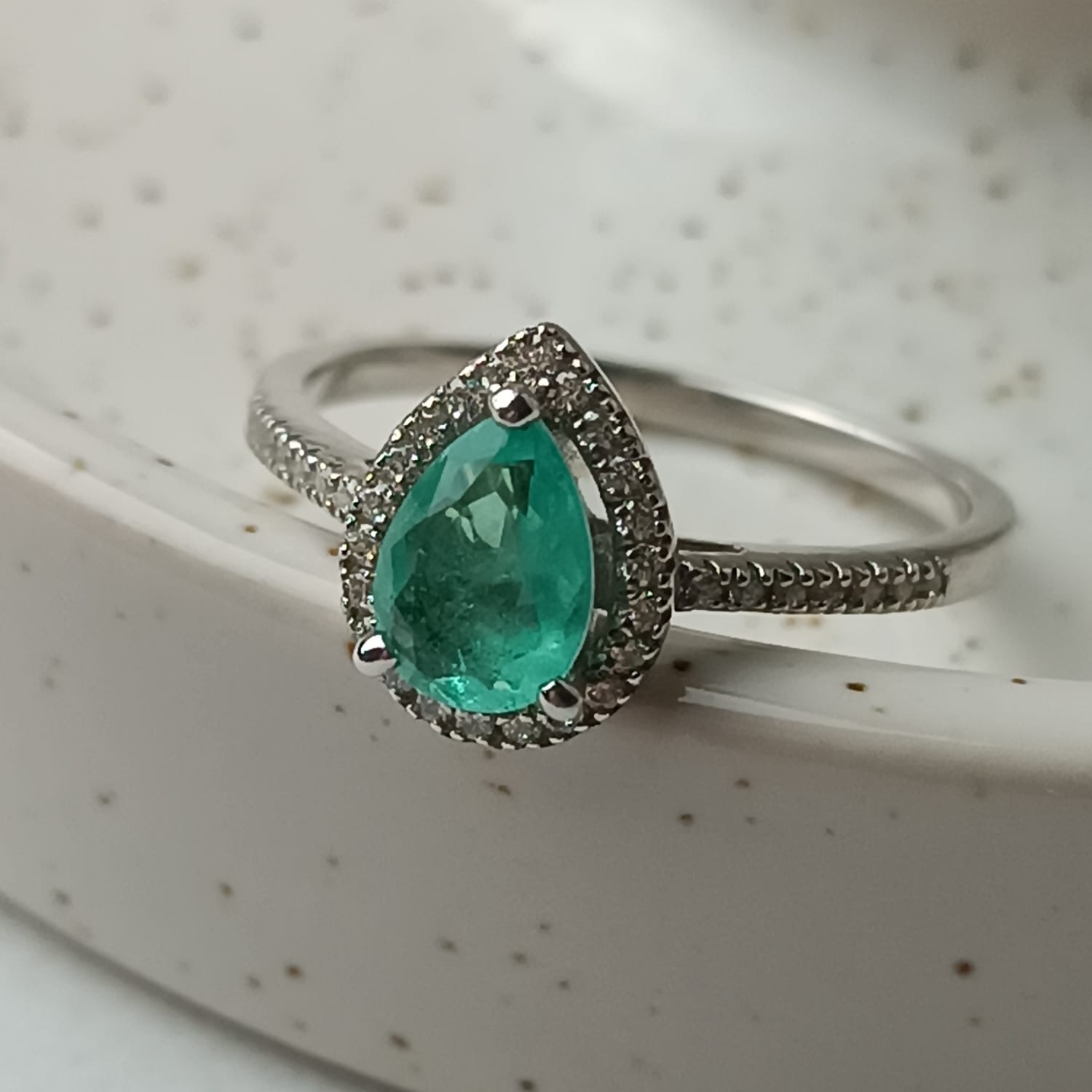 Anillo con Pera y orla
