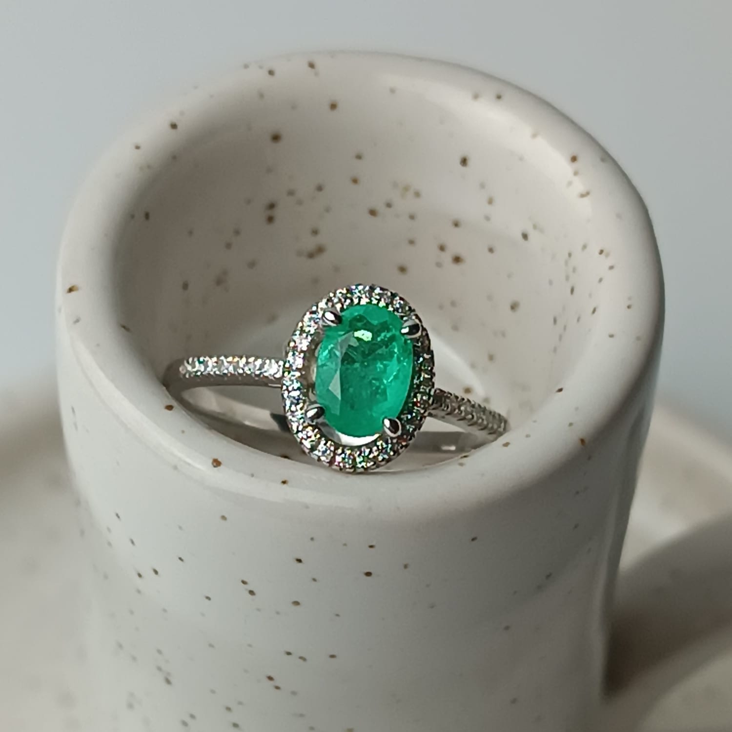 Anillo con oval y orla